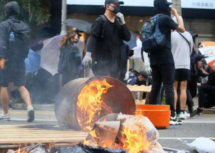 香港岛多区遭暴徒打砸破坏 特区政府等强烈谴责暴力行为