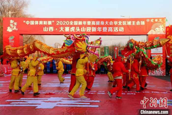 在华北区域主会场，威风锣鼓、舞龙、广场舞、太极拳、柔力球等表演为参与活动的民众助力。　岳润子 摄