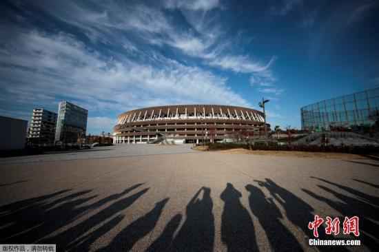 资料图：当地时间12月15日，日本东京，2020年东京奥运会和残奥会主场馆日本国立竞技场举行竣工仪式。据悉，该场馆工期建设历时3年，于今年11月30日宣布竣工，工程费用为1569亿日元(约合14.35亿美元)。这里将是2020年东京奥运会以及残奥会的开幕式和闭幕式举办地。图为日本国立竞技场外景。