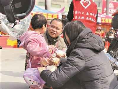 广东返乡摩托车大军：车越来越少 情越来越暖