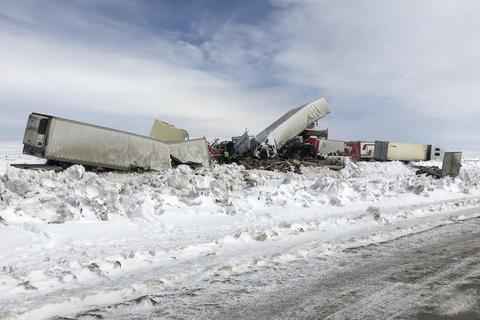 暴雪致美国高速路100辆车相撞 造成3死数十人伤