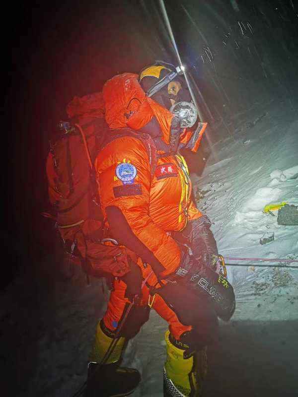 高程测量登山队出发，冲顶珠峰。扎西次仁 摄