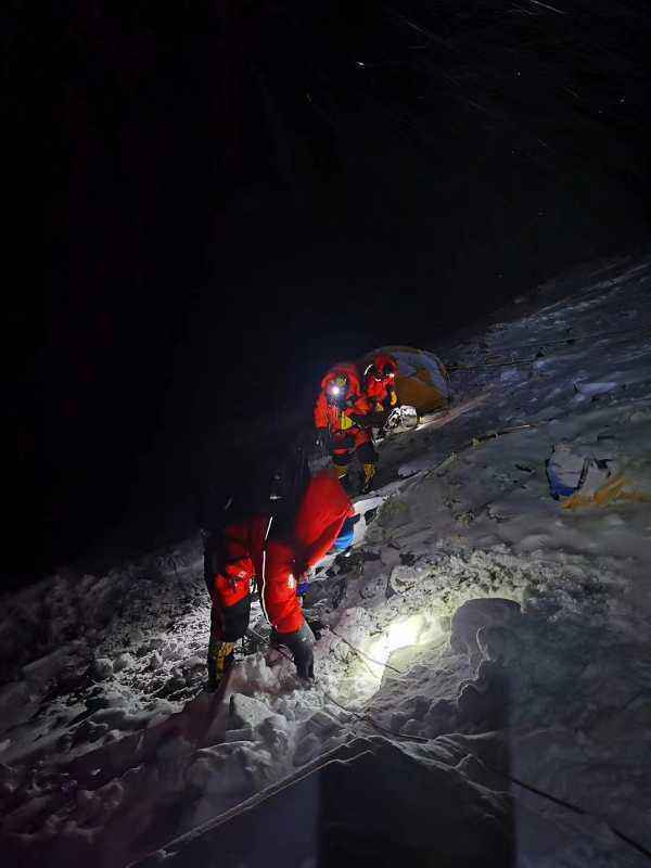 测量登山队出发，冲顶珠峰。扎西次仁 摄