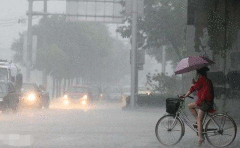 湖北荆州持续强降雨 城区排水渠水位已接近警戒线