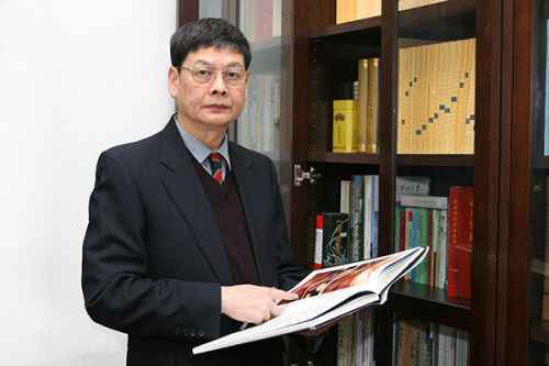 吴硕贤在办公室.jpg 吴硕贤在办公室.jpg