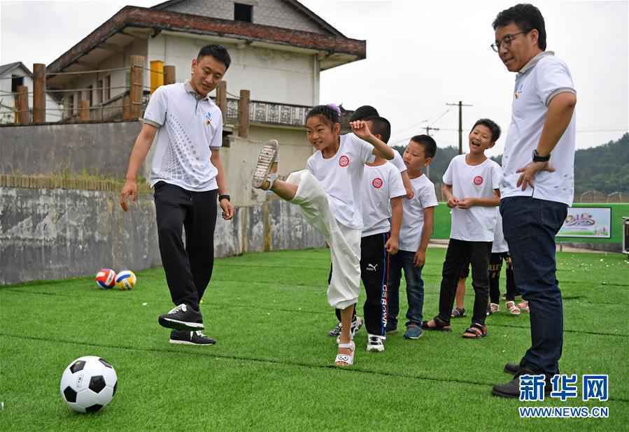 以习近平同志为核心的党中央关心少年儿童工作纪实