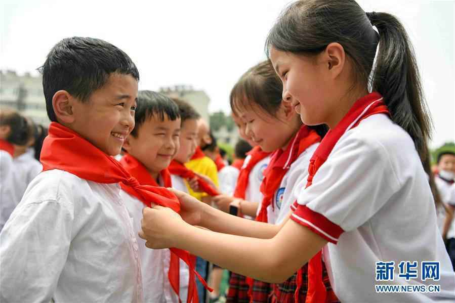 以习近平同志为核心的党中央关心少年儿童工作纪实