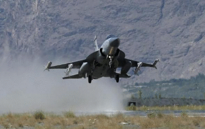 满挂出击!巴基斯坦枭龙战机现身克什米尔前线基地