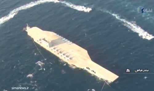 伊朗演练攻击“美军航母”画面曝光:导弹击中 快艇包围