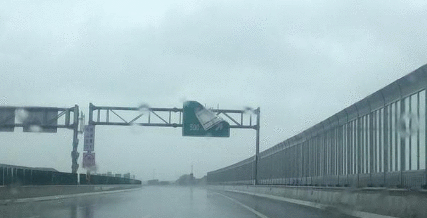 受台风黑格比影响 浙江省内多条高速公路收费站关闭