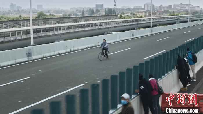 《同行》剧照，图为赵今麦。　剧方供图 摄