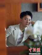  黄轩谈《瞄准》：首演狙击高手 挑战大量动作戏