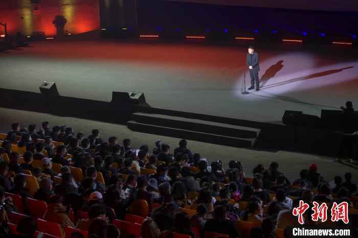 导演贾樟柯在第四届平遥国际电影展致辞。　张云 摄