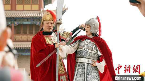 嘉峪关关城景区提档升级，游客不仅可以“云上”畅享，还可以通过“线下”慢游的方式，身临其境地体验一场文化穿越之旅。图为游客“穿越”体验古代将士。(资料图) 魏建军 摄