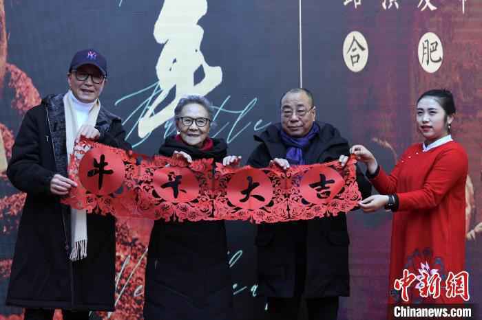 图为演员吴刚(左)、吴彦姝(中)、尹力(右)在电影《没有过不去的年》合肥路演发布会现场。 张娅子 摄 图为演员吴刚(左)、吴彦姝(中)、尹力(右)在电影《没有过不去的年》合肥路演发布会现场。 张娅子 摄