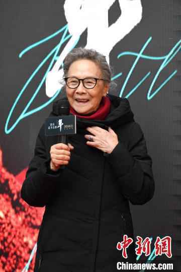 图为演员吴彦姝在电影《没有过不去的年》合肥路演发布会现场。 张娅子 摄 图为演员吴彦姝在电影《没有过不去的年》合肥路演发布会现场。 张娅子 摄