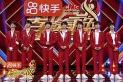 时代少年团亮相《直通春晚》 吊发杂技再现舞台 时代少年团亮相《直通春晚》 吊发杂技再现舞台