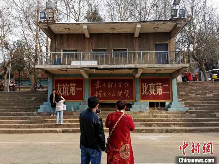 湖北卫东控股集团有限公司。游客在拍照 胡传林 摄 湖北卫东控股集团有限公司。游客在拍照 胡传林 摄