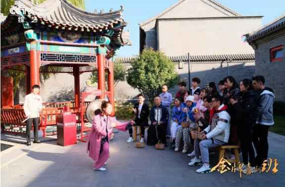 《金牌喜剧班》郭德纲班撂地演出致敬传统 班内小考打磨剧本志在创新