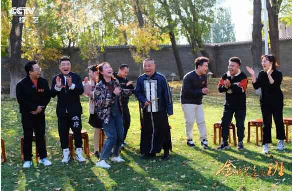 《金牌喜剧班》郭德纲班撂地演出致敬传统 班内小考打磨剧本志在创新