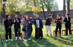 《金牌喜剧班》郭德纲班撂地演出致敬传统 班内小考打磨剧本志在创新 《金牌喜剧班》郭德纲班撂地演出致敬传统 班内小考打磨剧本志在创新