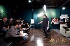 《金牌喜剧班》英达班开课 再现“葛优躺”名场面 《金牌喜剧班》英达班开课 再现“葛优躺”名场面