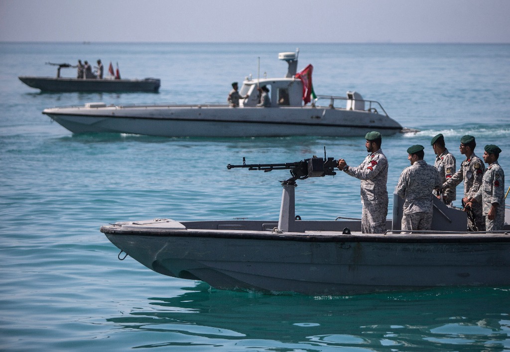 伊朗海军称在海湾迫使美军潜艇浮出水面